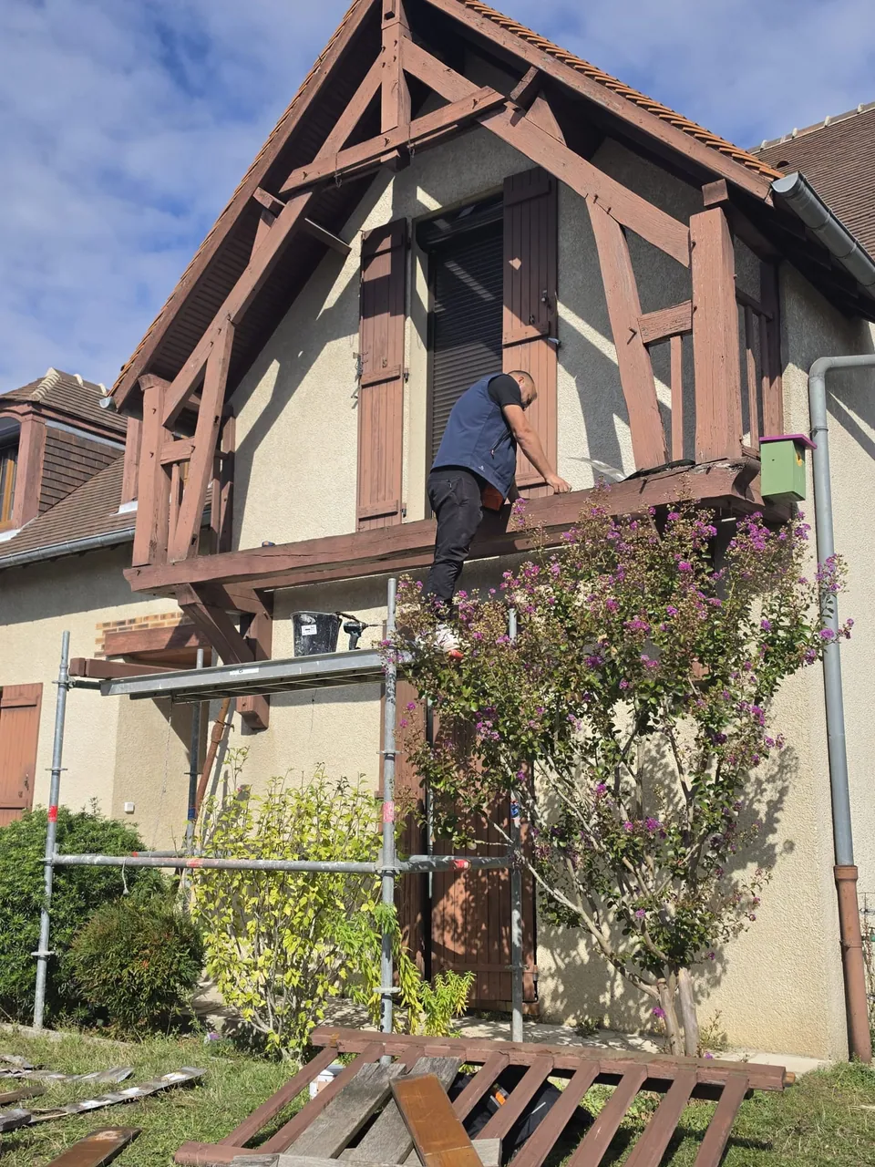 Intervention sur les pièces de bois d’une façade depuis un échafaudage ; commune à confirmer