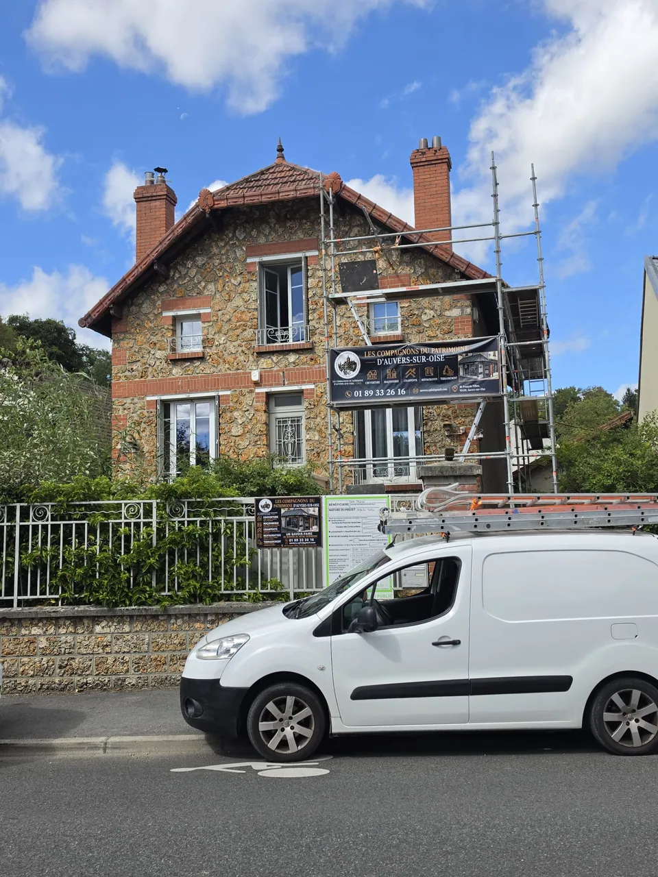 Maison en meulière et brique avec échafaudage et bâche CPFA ; commune à confirmer