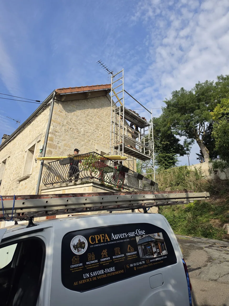 Au pied d’un pignon en pierre — [À COMPLÉTER : commune du chantier]