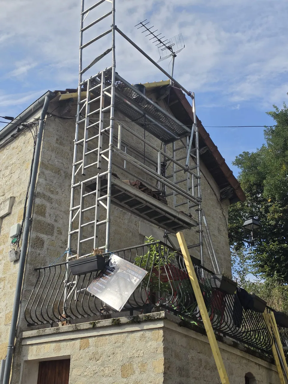 Au pied d’un pignon en pierre — [À COMPLÉTER : commune du chantier]