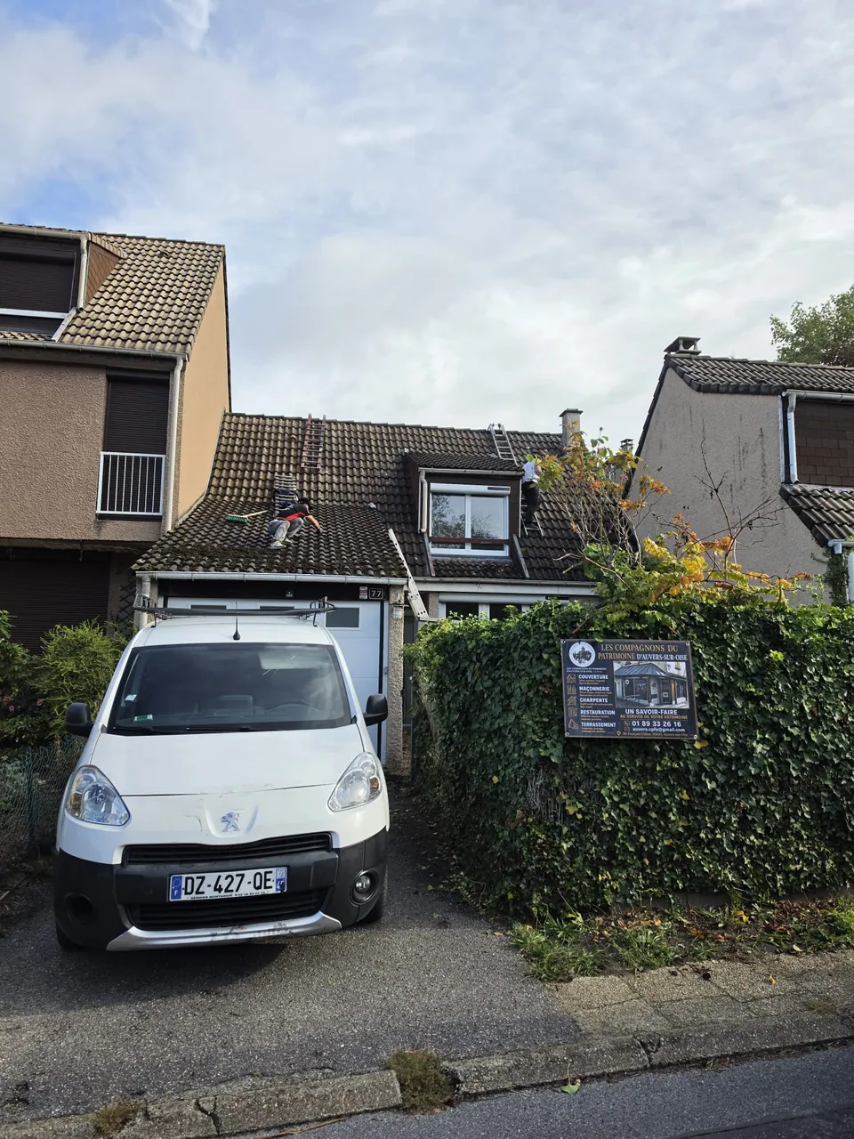 Intervention sur une toiture en tuiles avec lucarne, par les Compagnons du Patrimoine ; commune à confirmer